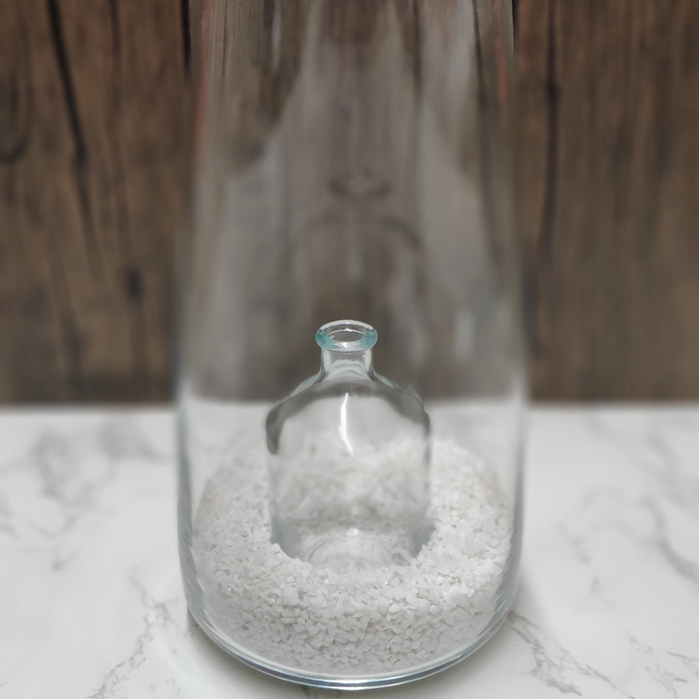 GLASS VASE WITH WHITE ROCKS. SMALL GLASS INSERTED IN MIDDLE OF VASE. - Picture 9 of 10